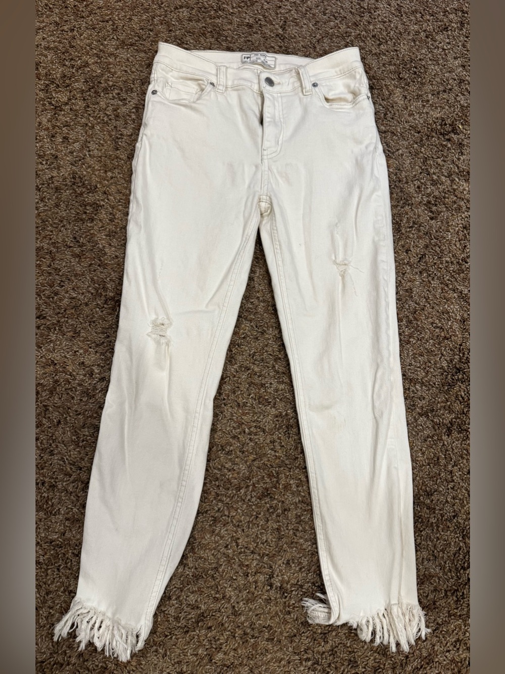 Free People White Distressed Cropped Fringe-Hem Jeans